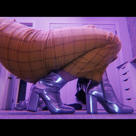 Silver Boots - Picture 3 of 4